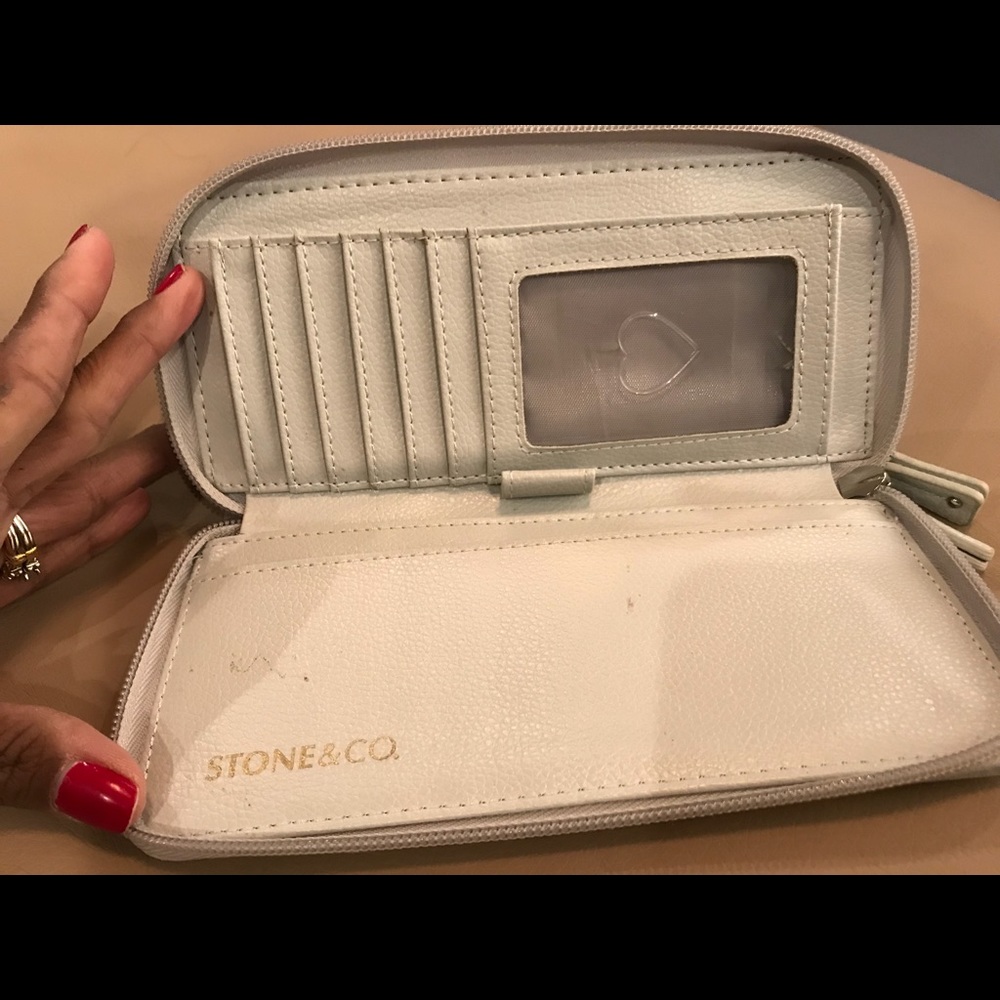 Spacious white wallet - Picture 3 of 5